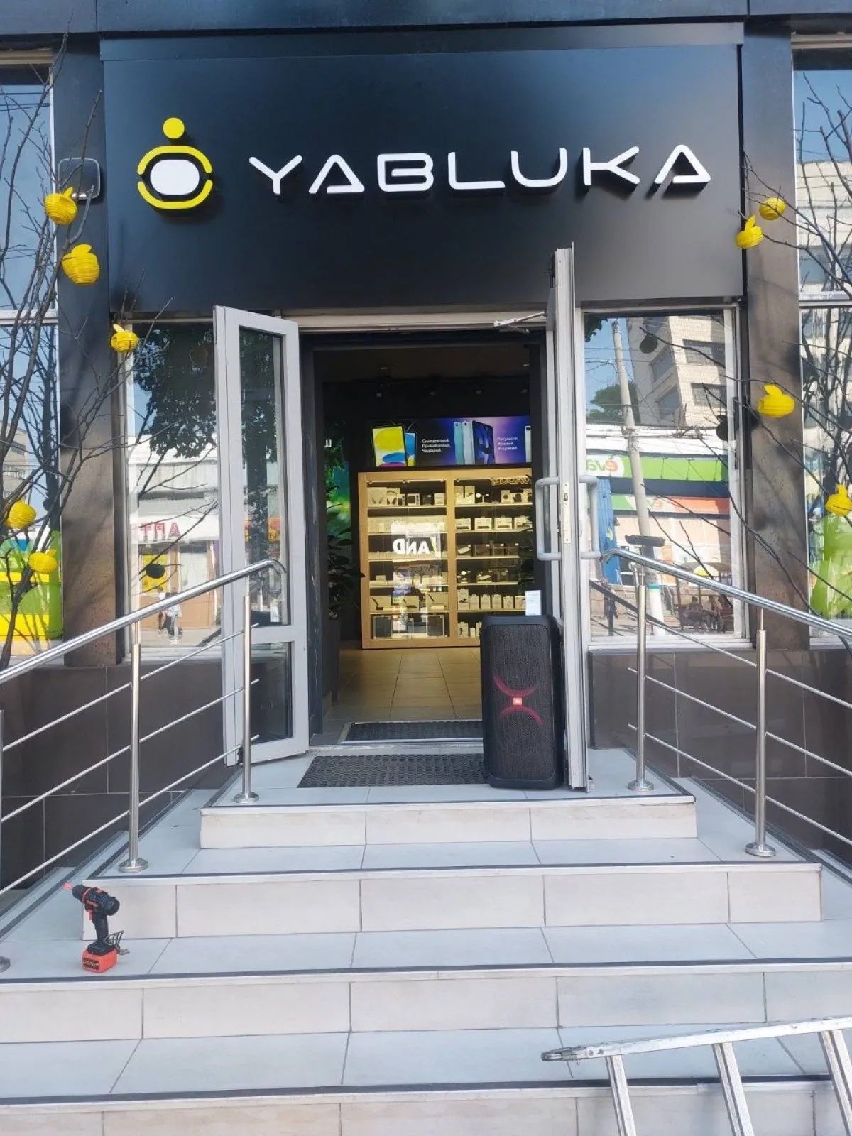 Магазини — вивіска