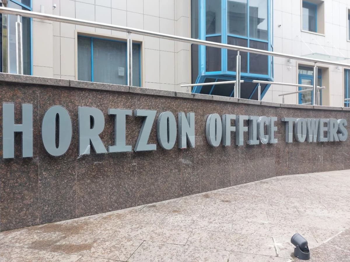 Металеві об’ємні літери HORIZON OFFICE TOWERS на полірованій гранітній стіні бізнес-центру