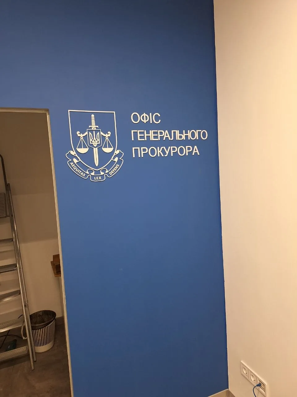 ТРЦ / офіси / підприємства — вивіска